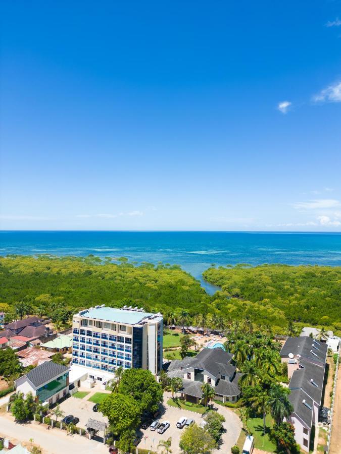 Tanga Beach Resort & Spa Buitenkant foto