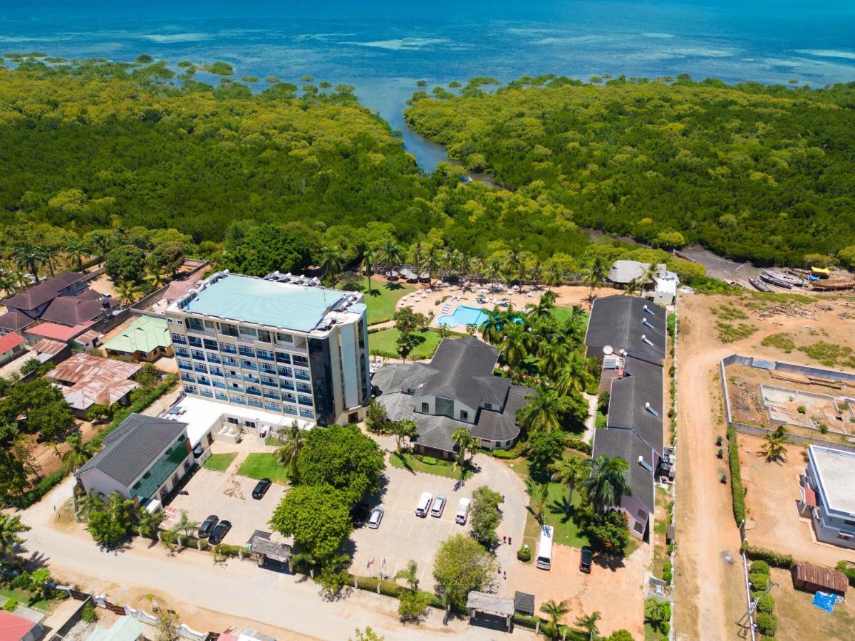 Tanga Beach Resort & Spa Buitenkant foto